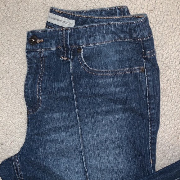 Chico’s Platinum Denim Capris — Chico’s Size 1 (M/8) — Ultimate Fit - Picture 4 of 7
